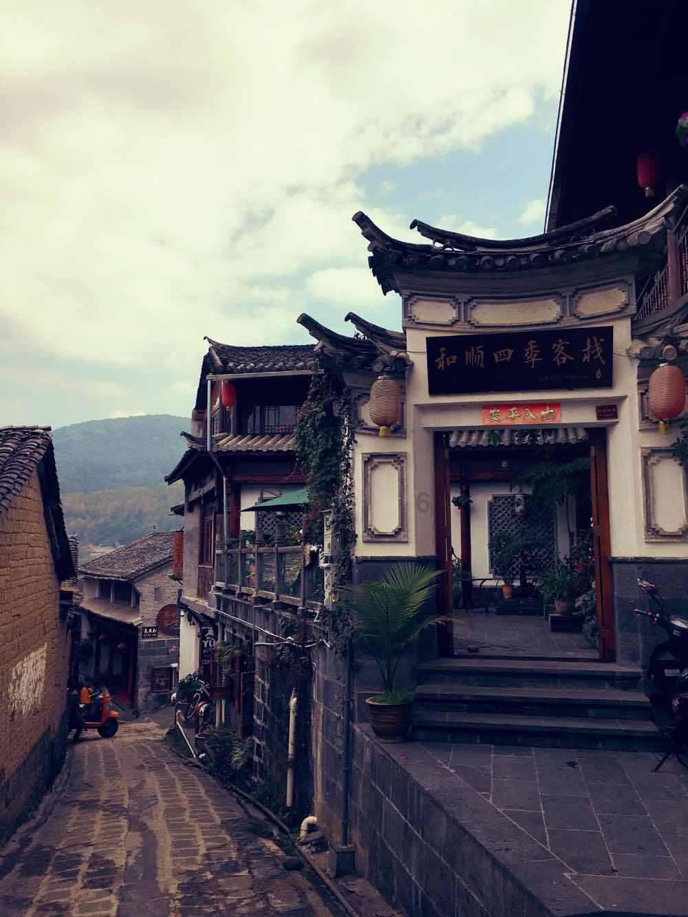 四川丨在院落中摆放黄蜡石造景,仿佛是在向天地致.敬,向自然表达敬畏之情
